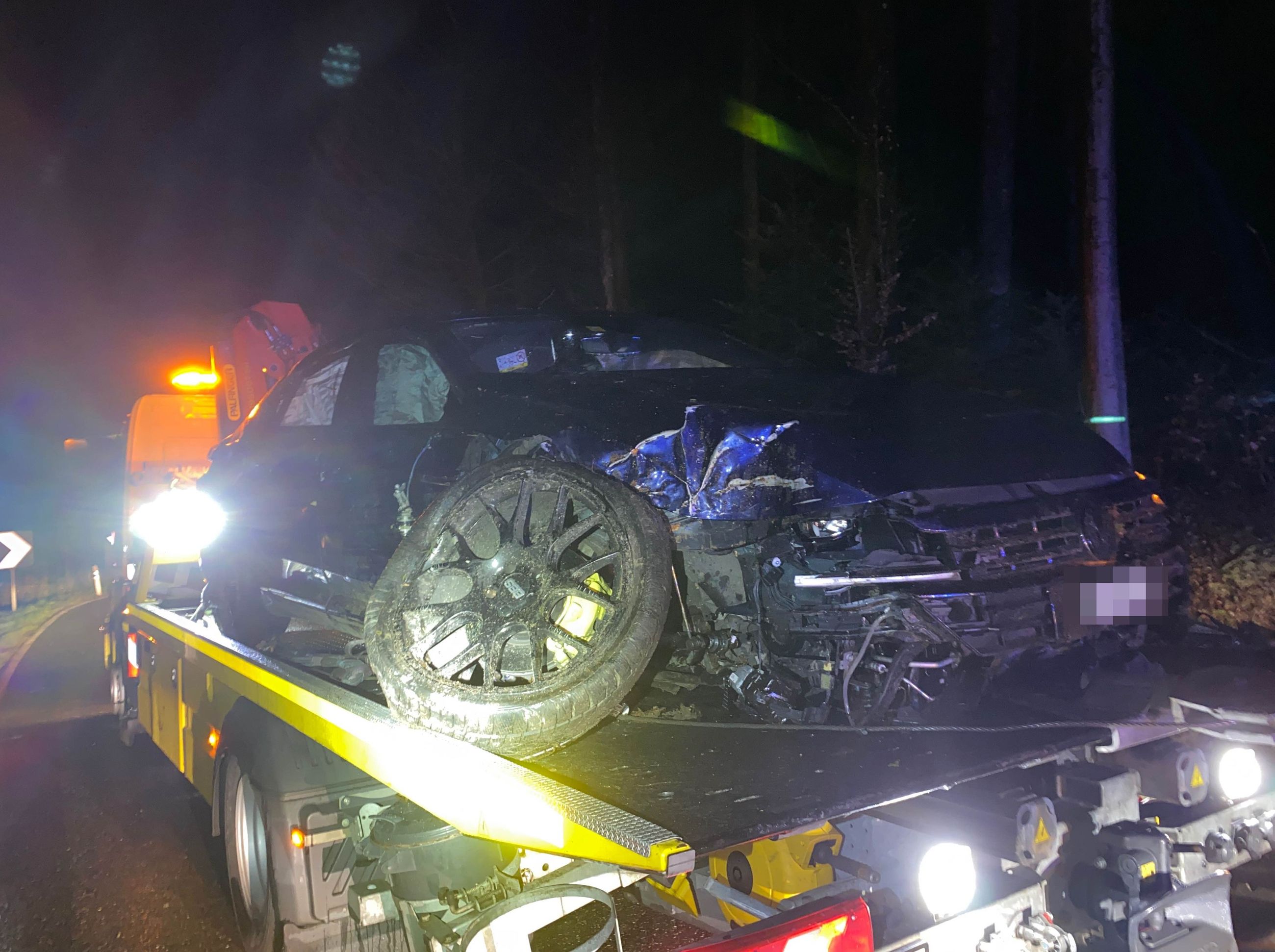 Betrunken aus der Kurve geflogen und gegen Baum gekracht