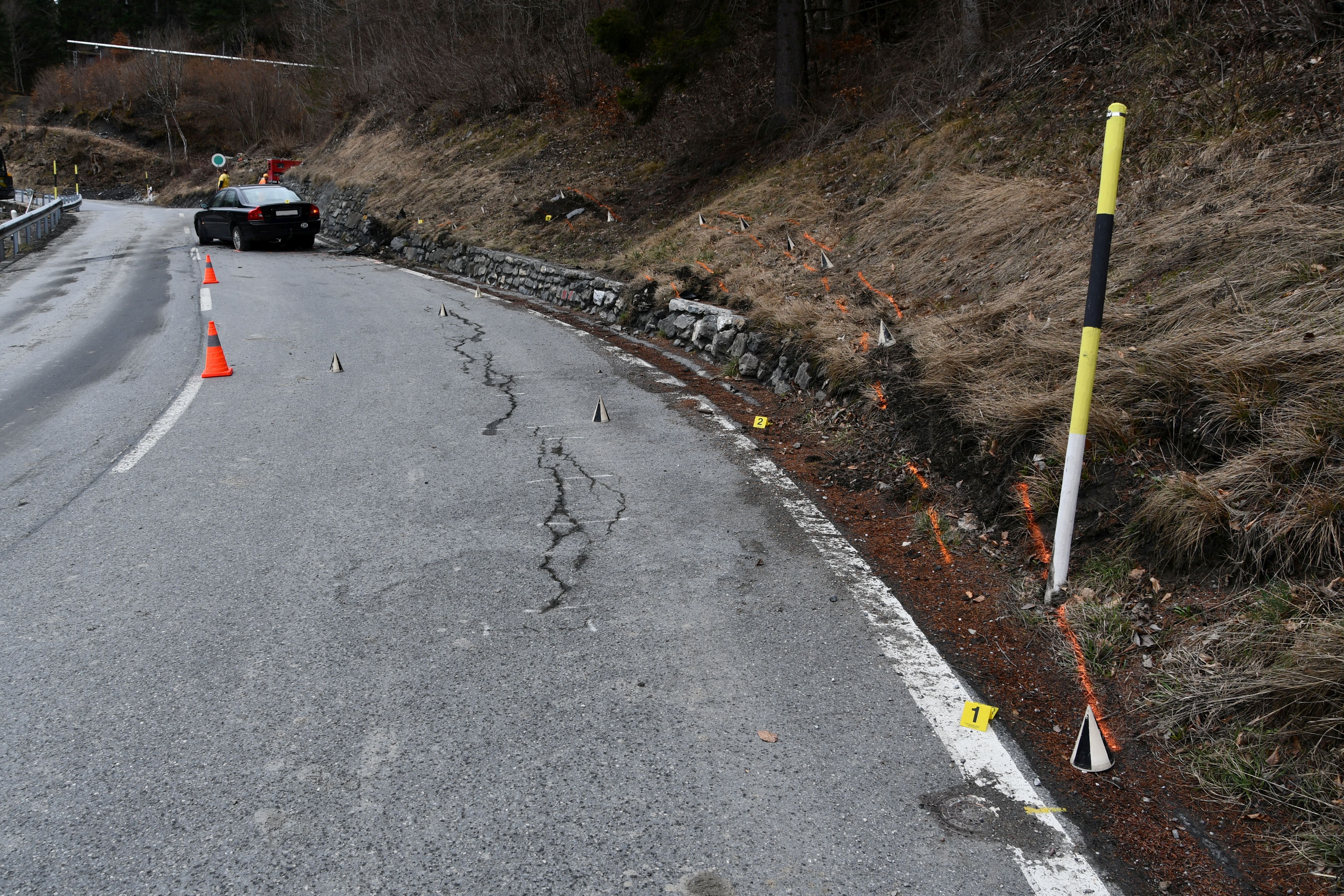 Chur GR: Mit Personenwagen über die Böschung geraten