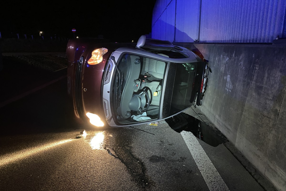 Neuenhof AG - Smart nach Kollision umgekippt