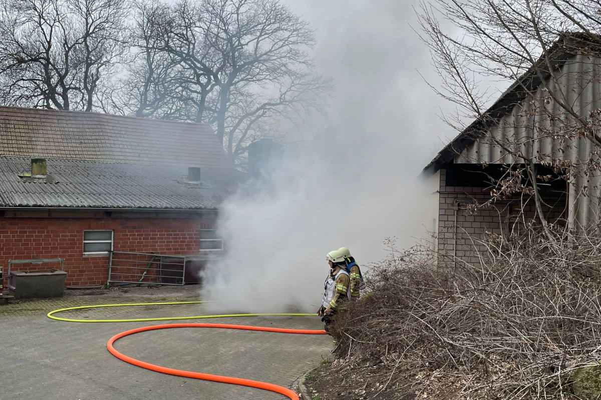 Trecker brennt in Recklinghausen - Feuerwehrmann verletzt