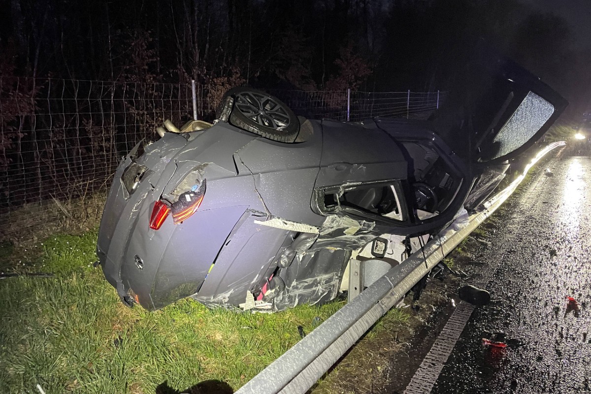 Beim Unfall in Suhr wurde ein Auto hinter die Leitplanke geschleudert.
