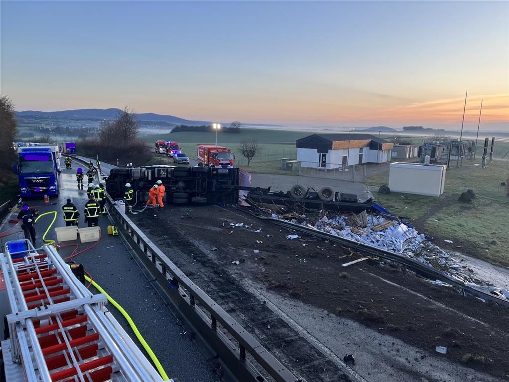 Lastzug kippt auf B 262 um: Weinflaschen unbrauchbar, Hunderte Liter Kraftstoff ausgelaufen