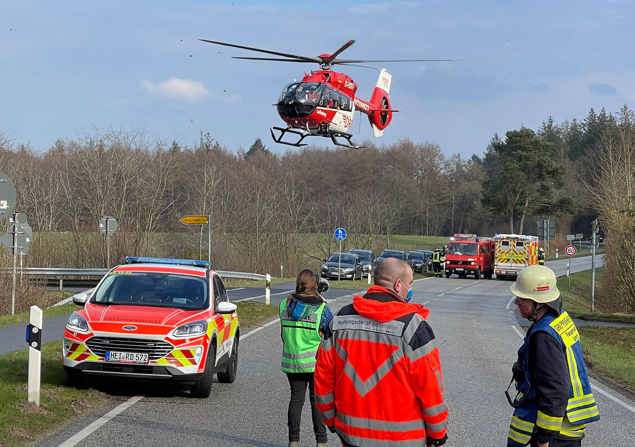 Schwerer Unfall auf B430 bei Aukrug-Homfeld: Fünf Verletzte nach Zusammenprall