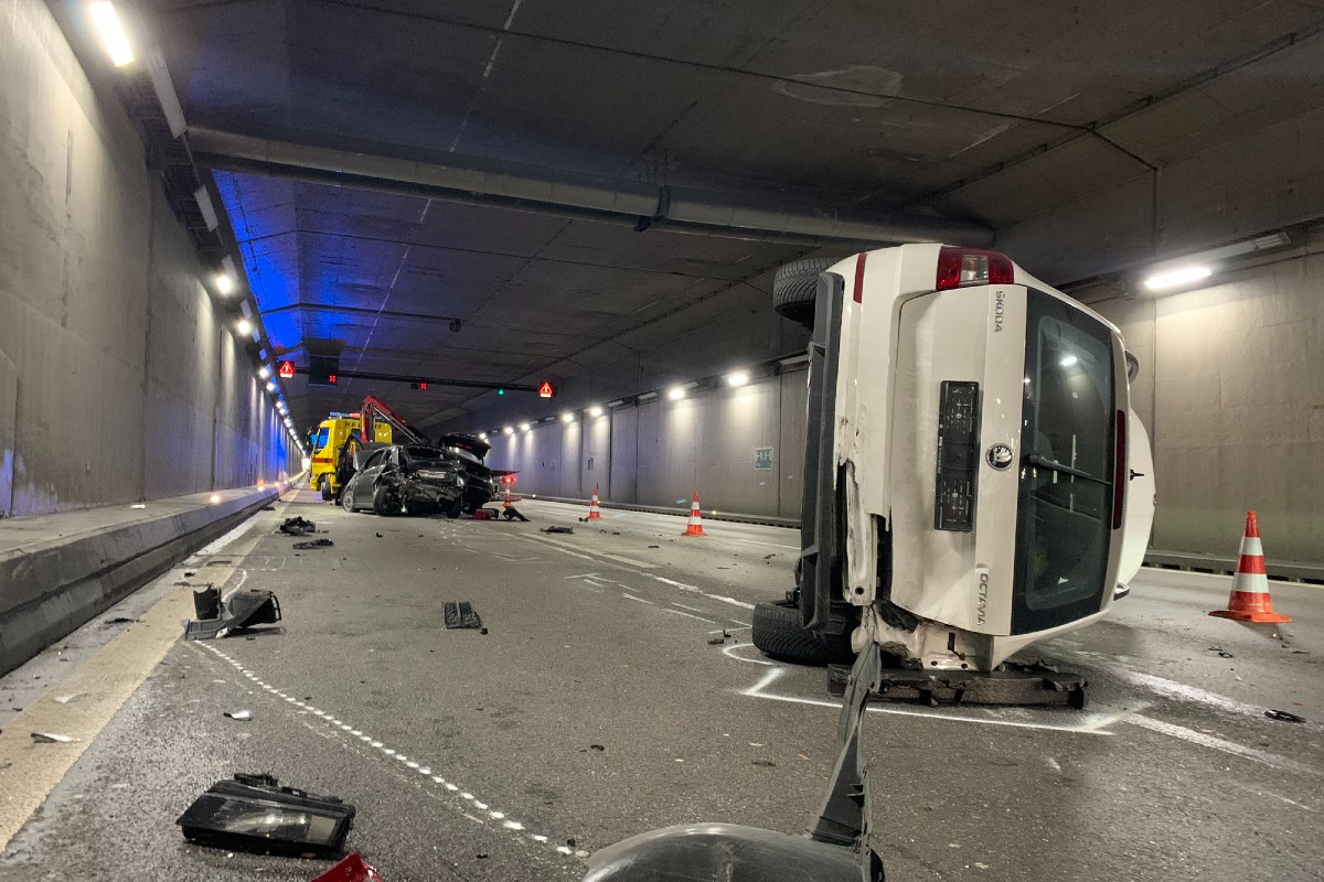 Basel - Schwerer Verkehrsunfall auf der A2 im Schwarzwaldtunnel