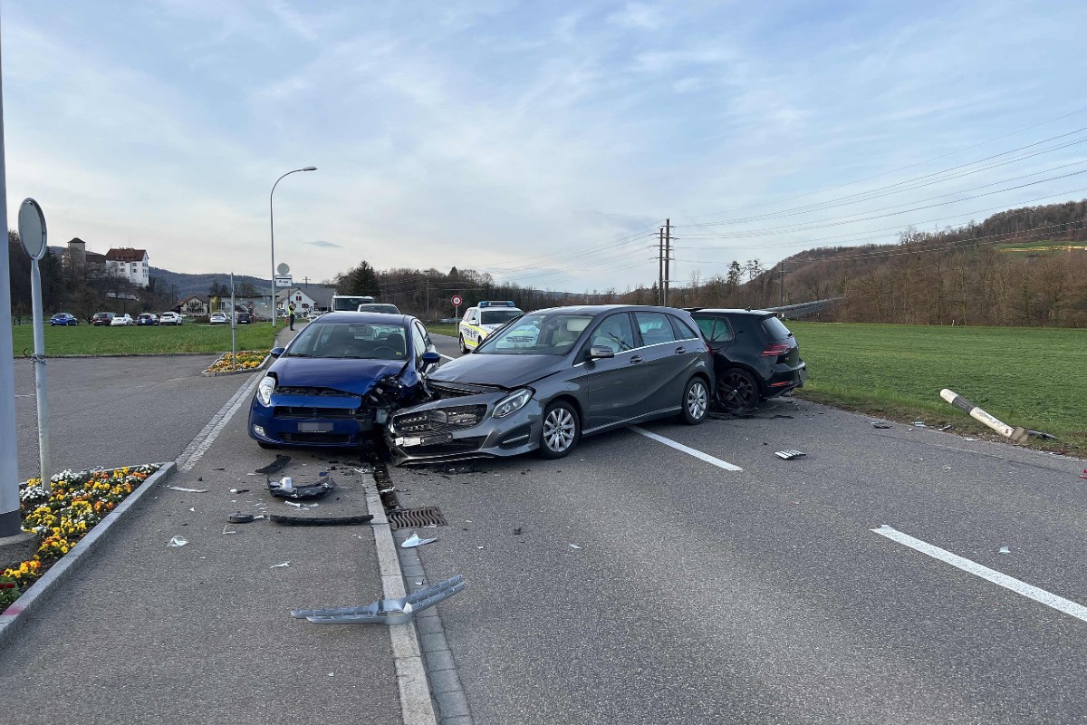 Veltheim AG - Nach Unfall gleich drei Totalschaden