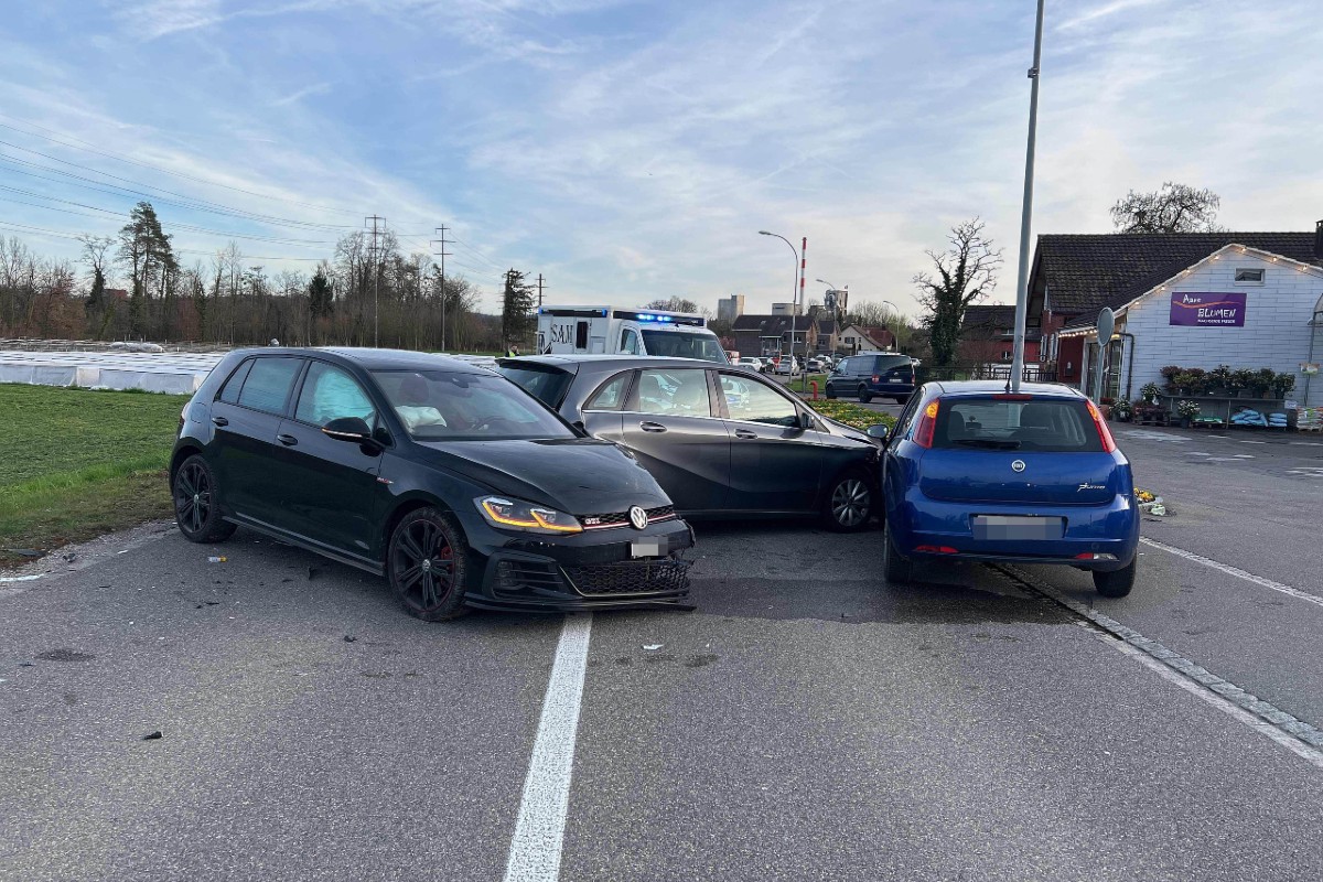 Veltheim AG - Nach Unfall gleich drei Totalschaden