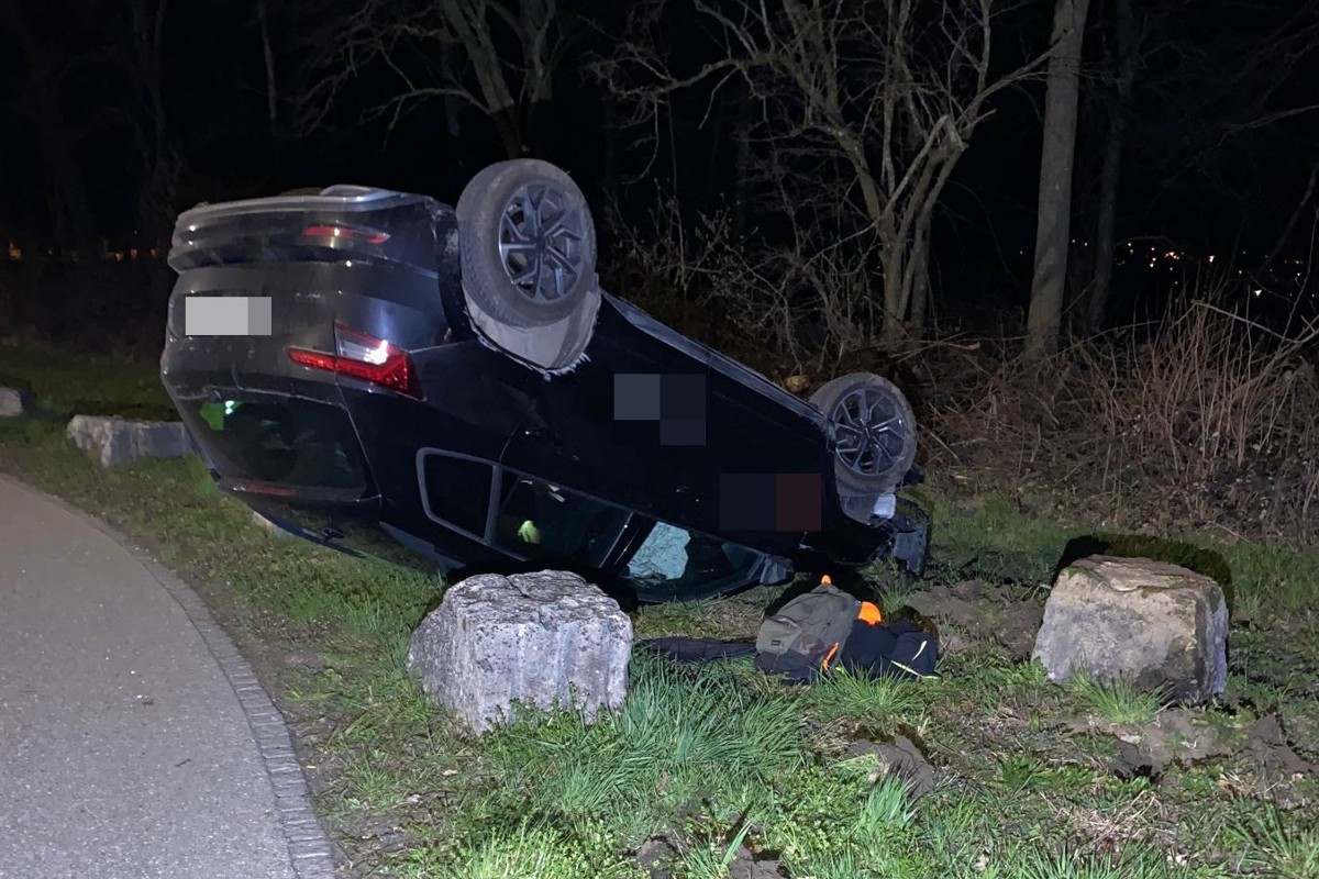 Härkingen SO - Alkolenker landet bei Selbstunfall auf dem Dach