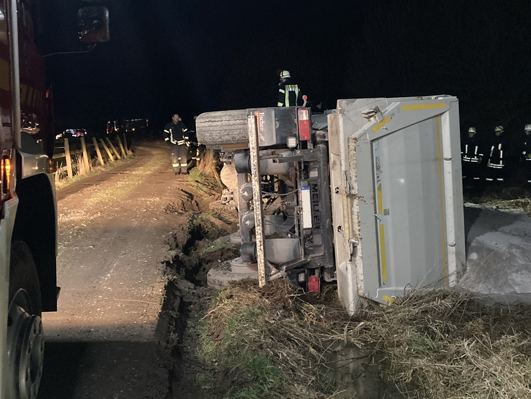 Radevormwald: LKW umgekippt - Fahrer verletzt