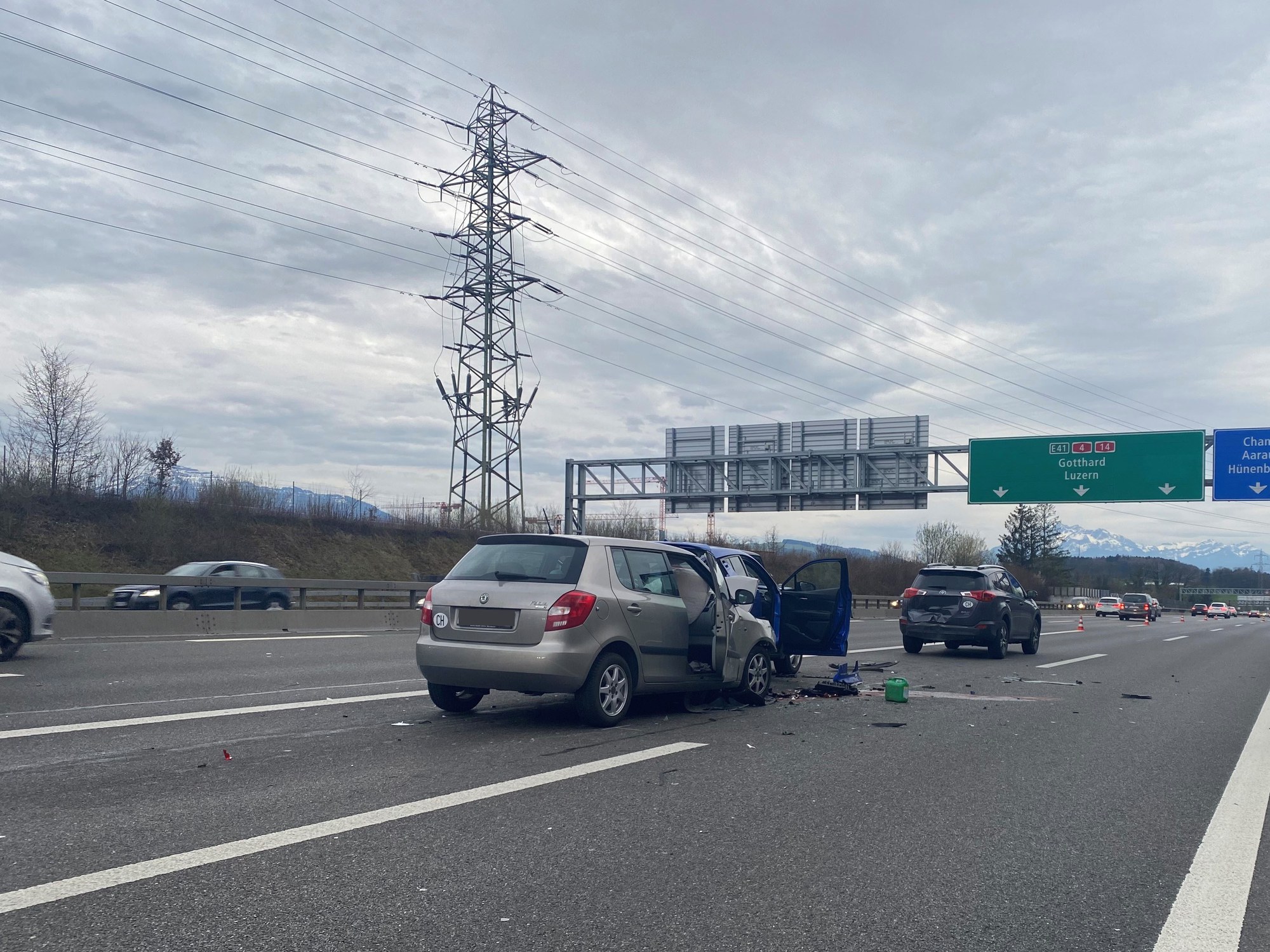 Cham ZG: Zwei Verletzte bei Auffahrkollision unter Drogen- und Alkoholeinfluss