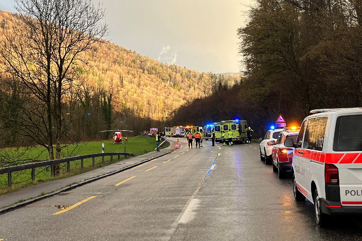 Ein Rettungshelikopter und vier Rettungswagen waren im Einsatz.