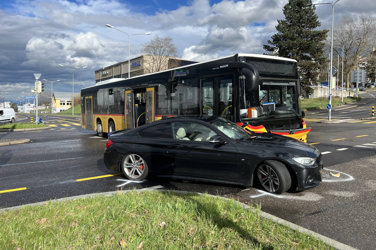 Kollision zwischen Auto und Postauto