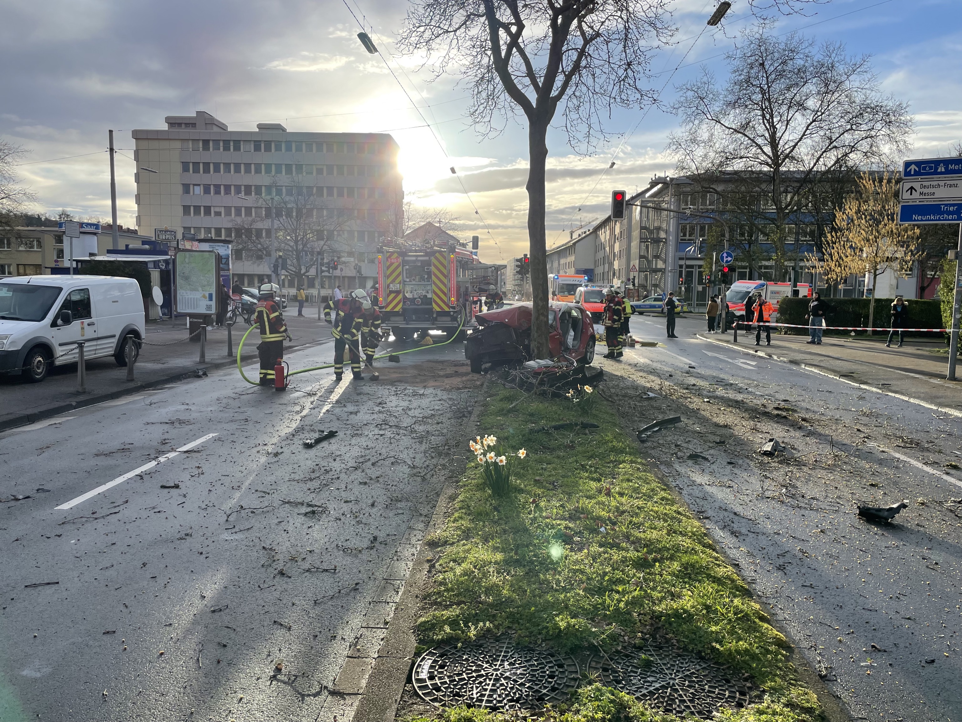 Saarbrücken: Verkehrsunfall mit eingeklemmter Person – Schaulustige behindern Bergung