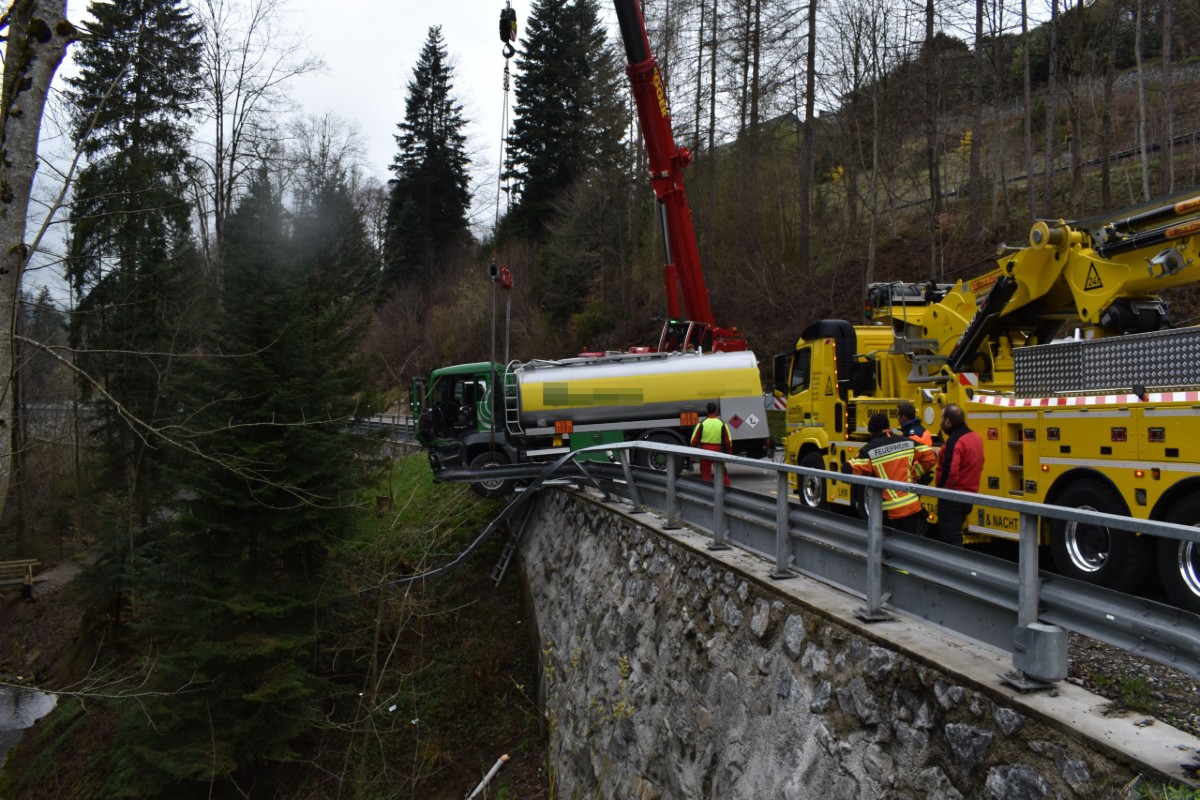 Niederteufen AR - Strasse nach Unfall gesperrt