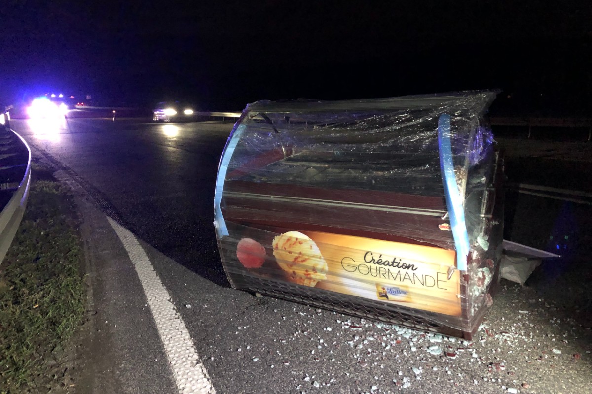 Rosdorf - A38 - Speiseeisvitrine auf der Autobahnabfahrt verloren