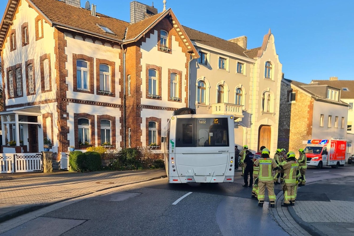Stolberg - Busfahrer (73) fährt gegen Hauswand