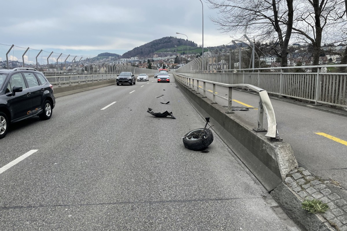 St. Gallen - Nach dem Unfall fuhr der Fahrer mit dem Auto auf drei Rädern weiter