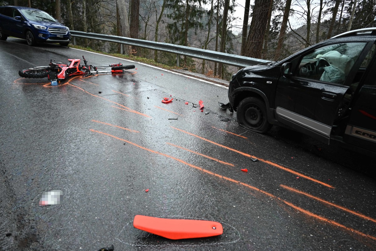 Mels SG - Motorrad kollidiert nach Selbstunfall mit Fiat Panda