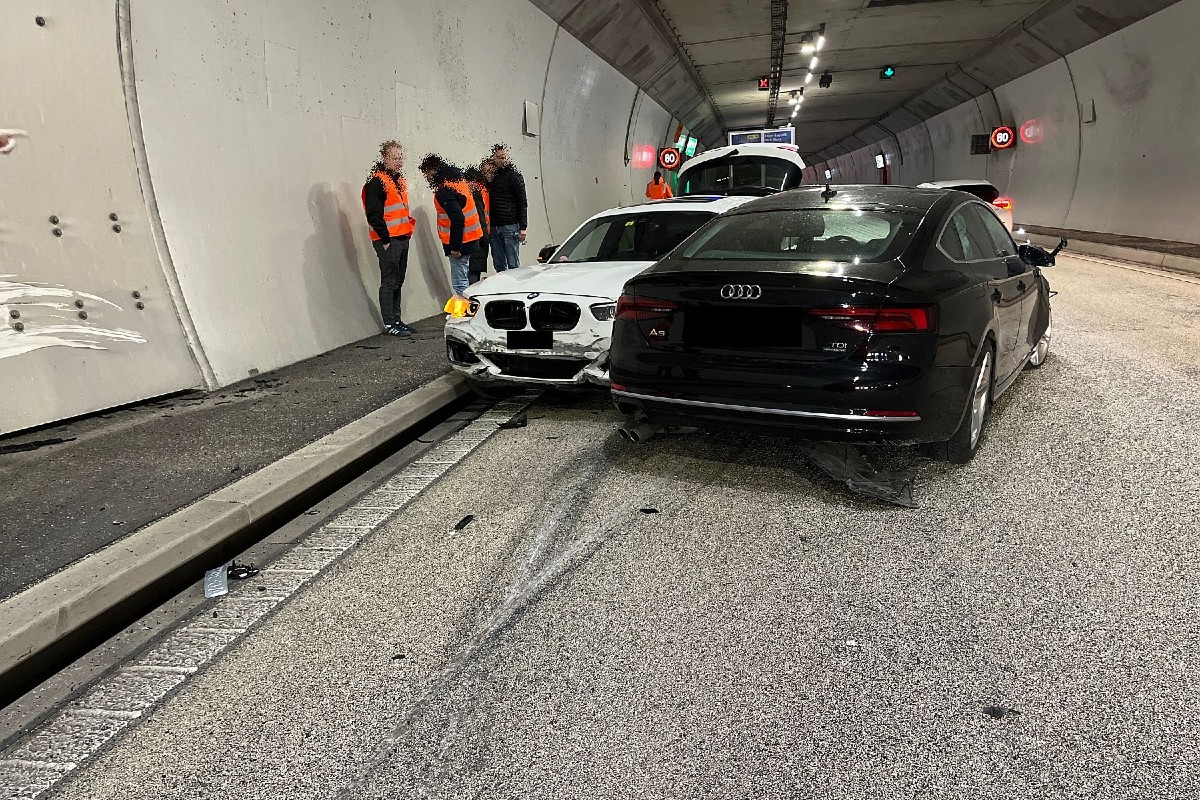 Eptingen BL - Kollision im Belchentunnel auf der A2 - Strasse kurzzeitig gesperrt