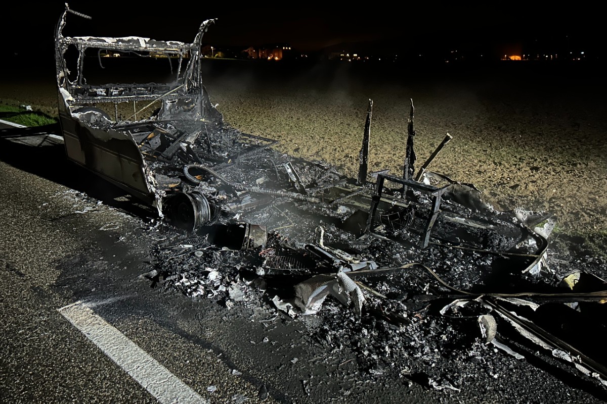 Dottikon AG - Wohnwagen durch Brand während der Fahrt zerstört