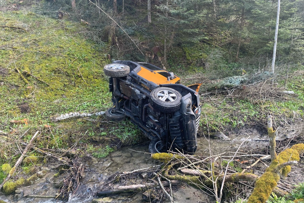 In Rehetobel AR rollt ein Jeep führerlos davon und endet die Talfahrt mit einem Totalschaden