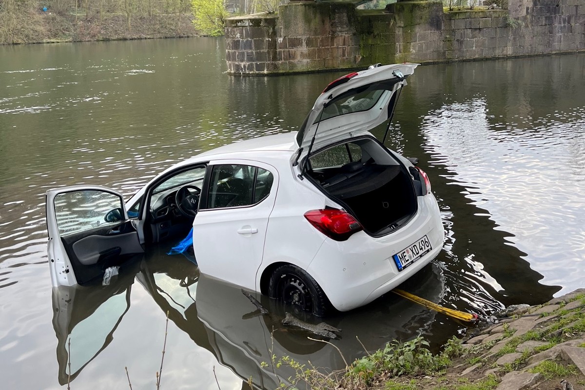 Essen - Frau landet mit PKW im Kettwiger Stausee