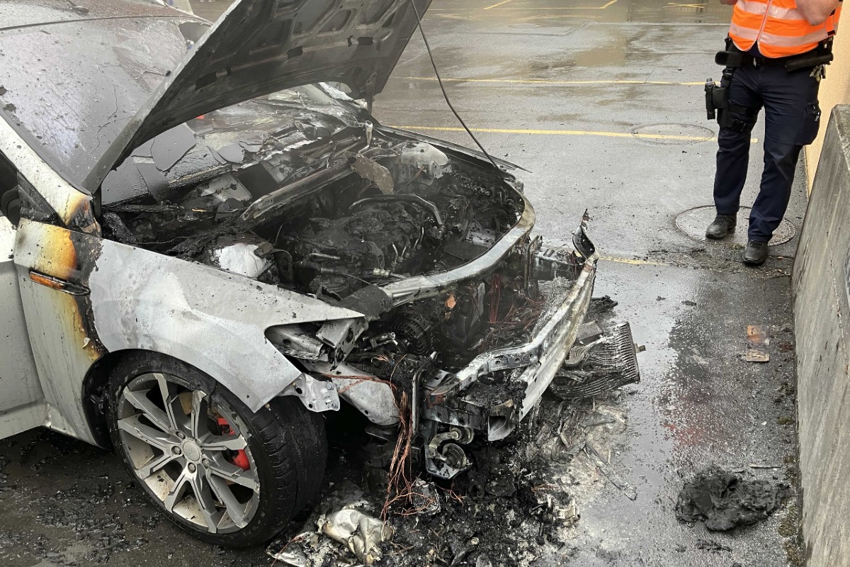Auto ging in Schwanden (GL) auf dem Parkplatz in Flammen auf