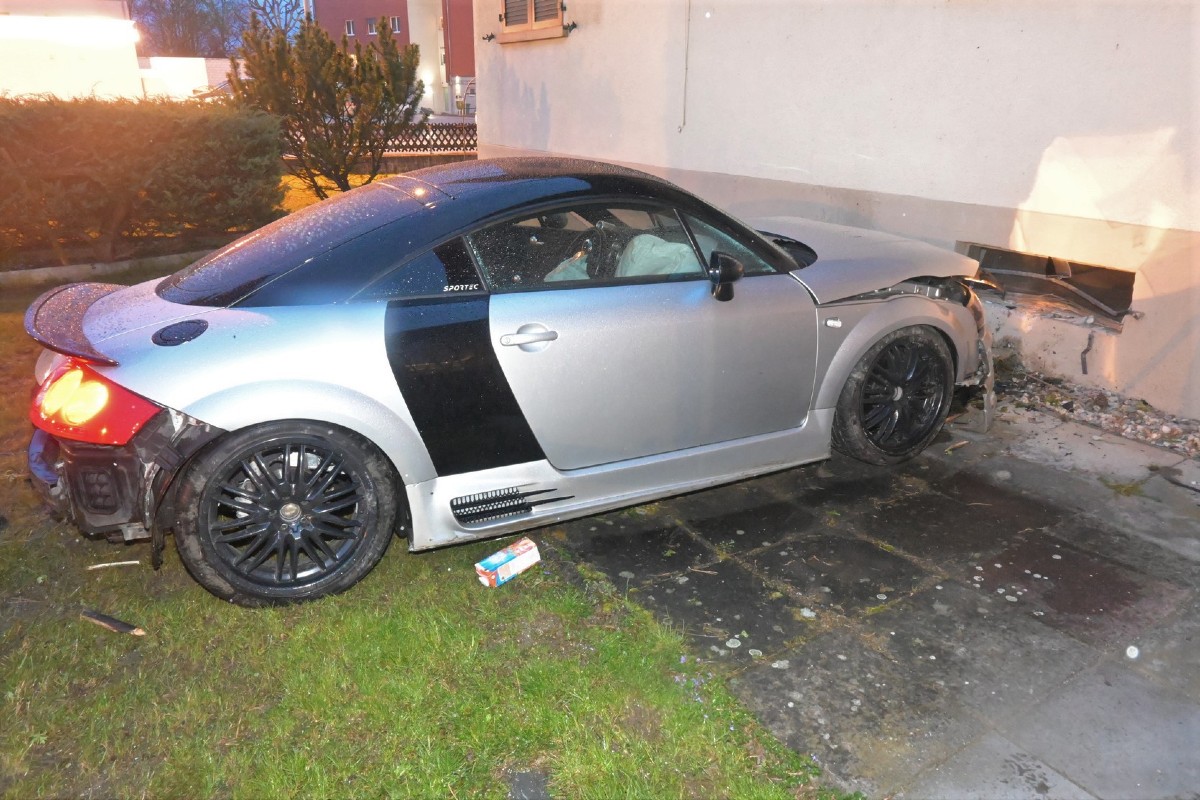 Audi TT fährt in Fassade - Polizei sucht nach Zeugen des Unfalls in Eschen FL