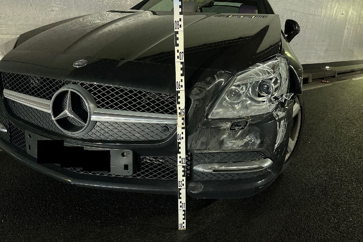 Lastwagen übersieht Mercedes im Schänzlitunnel auf der A18 bei Muttenz BL