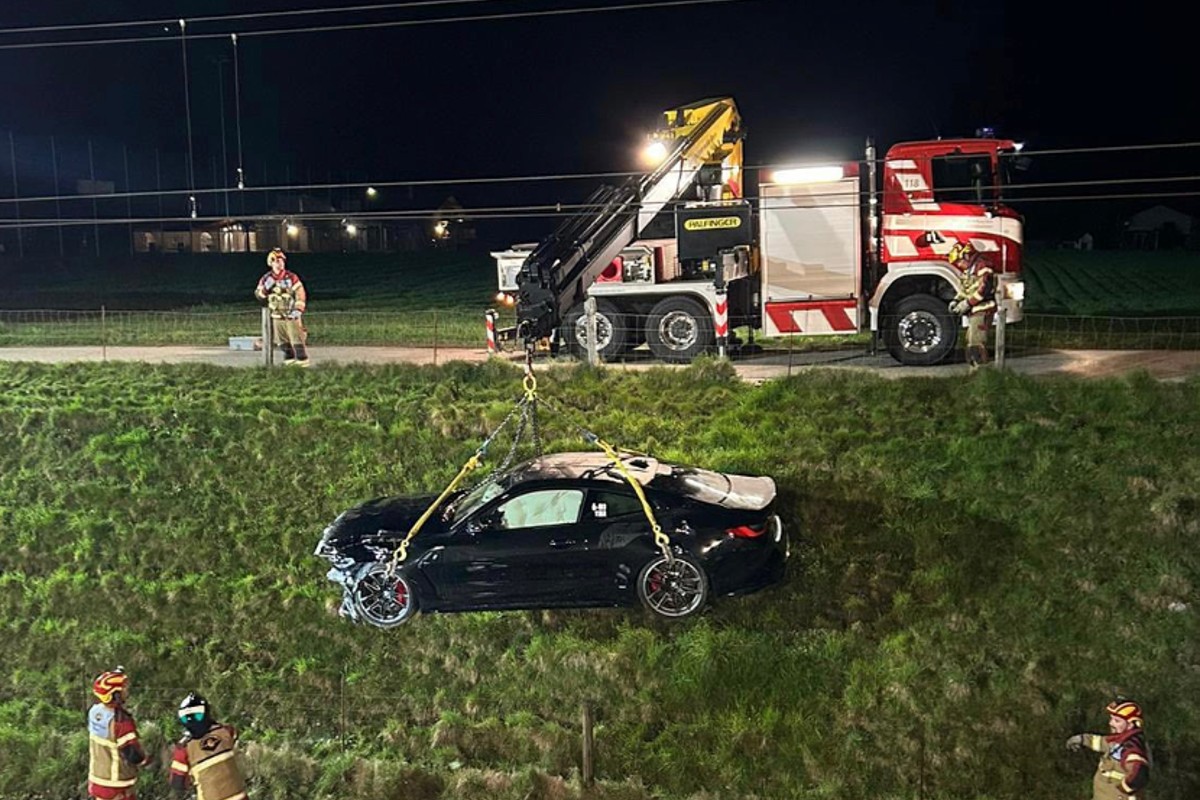 Die Feuerwehr musste das Auto bergen.