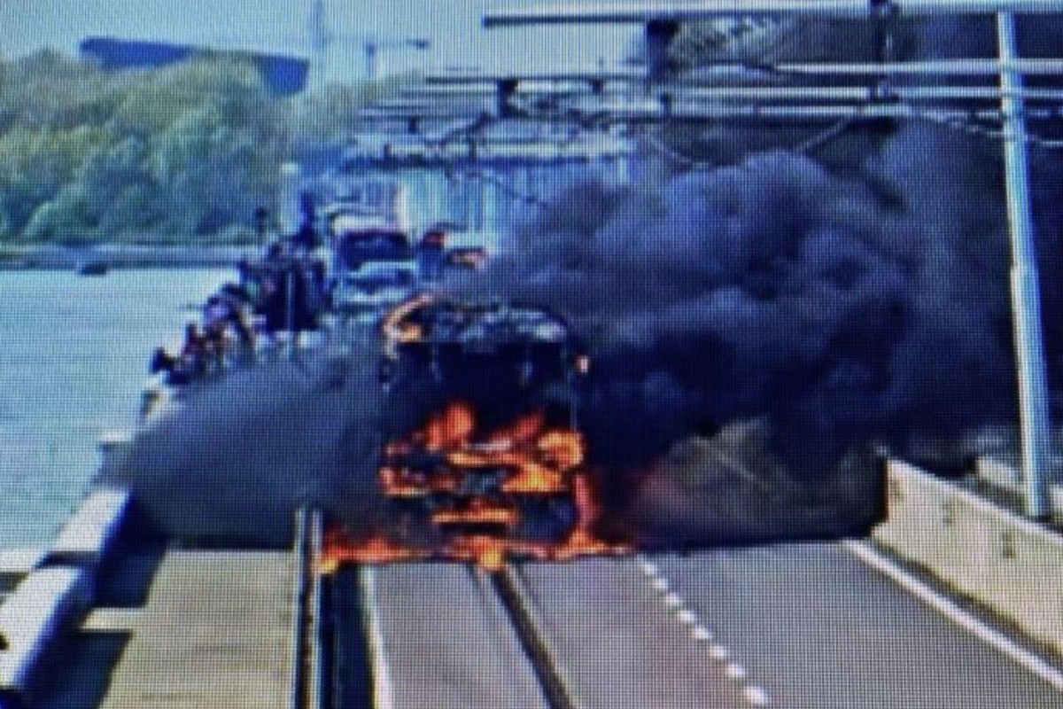 Ein Reisecar brennt auf der Lagunenbrücke Richtung Venedig.
