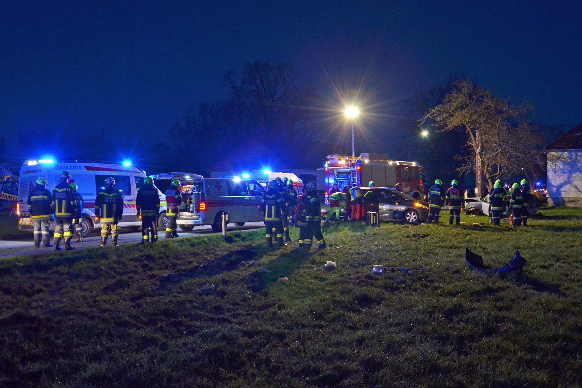 Ein mit fünf Personen besetzter PKW kam von der Straße ab und überschlug sich mehrmals
