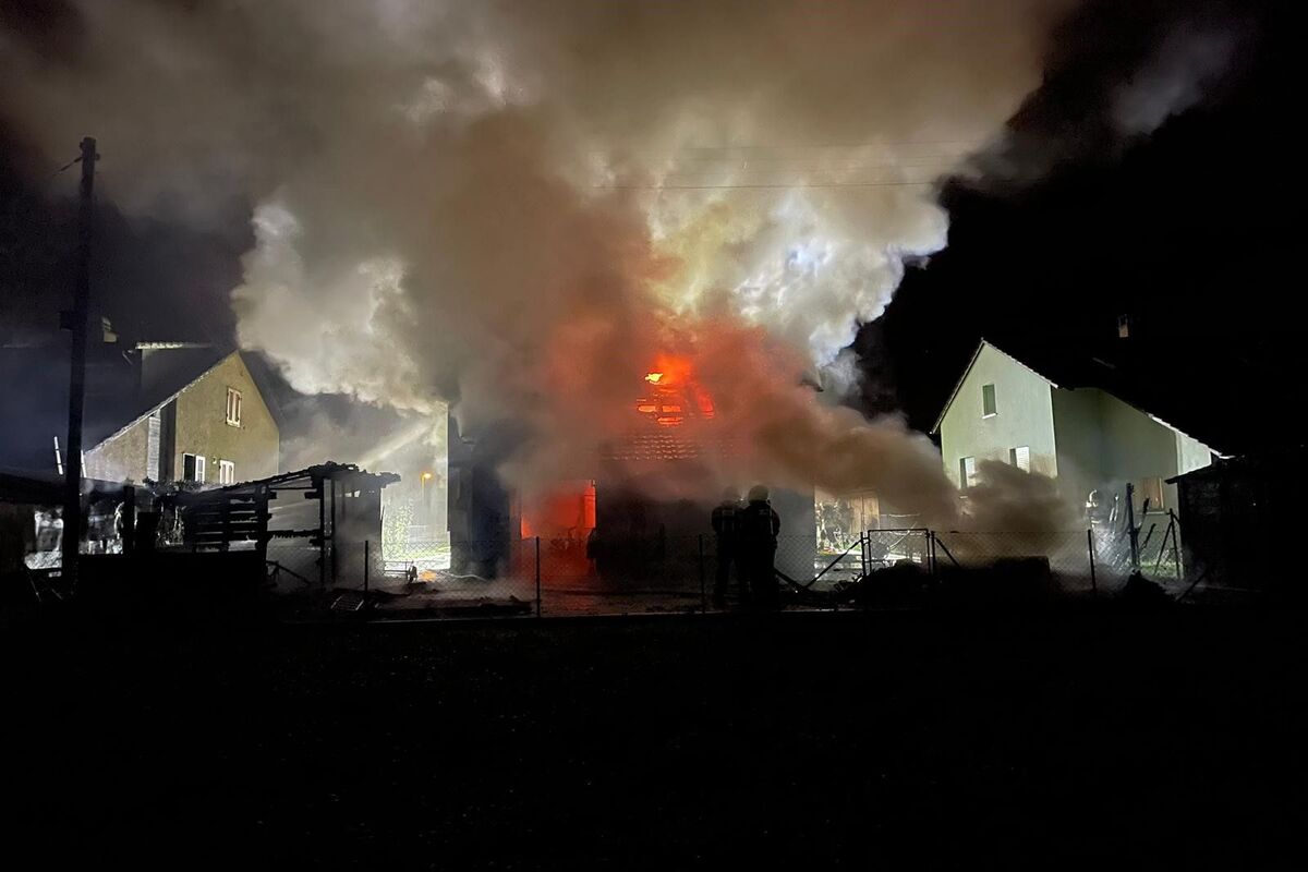Das Haus fing in der Nacht Feuer