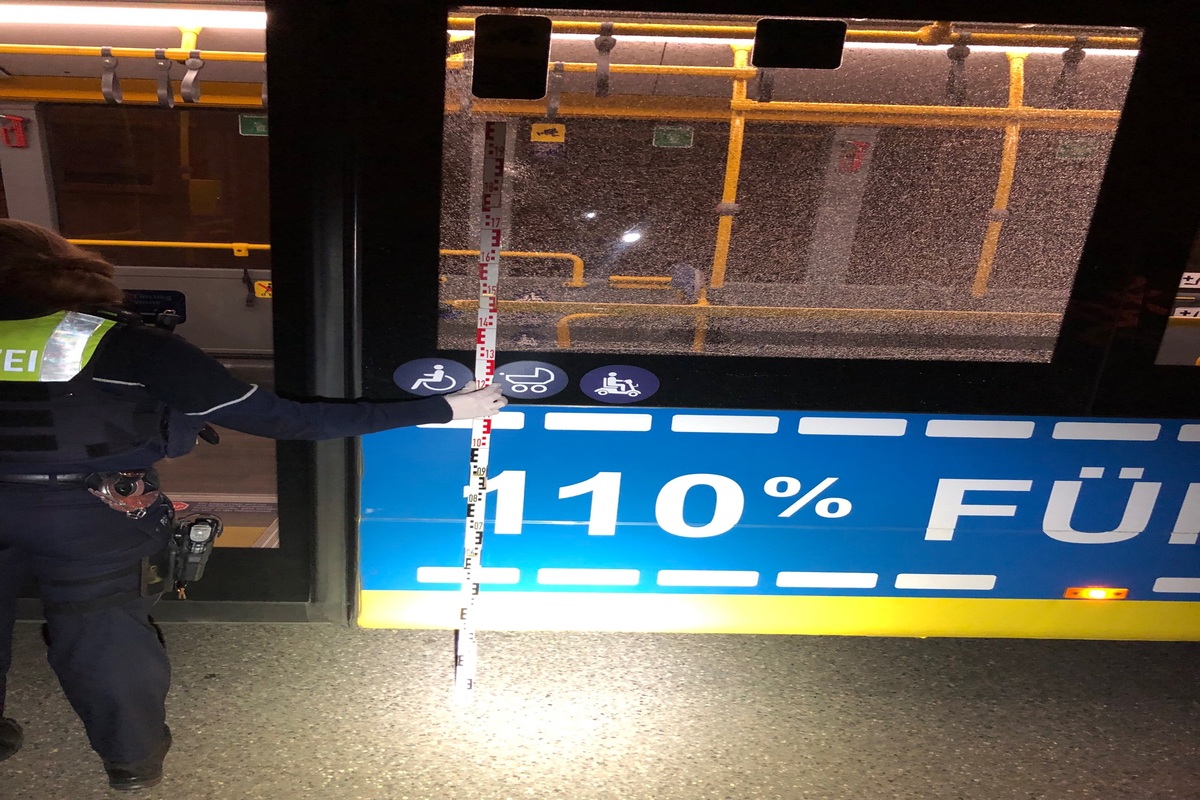 Essen - Fensterscheibe während Fahrt beschädigt