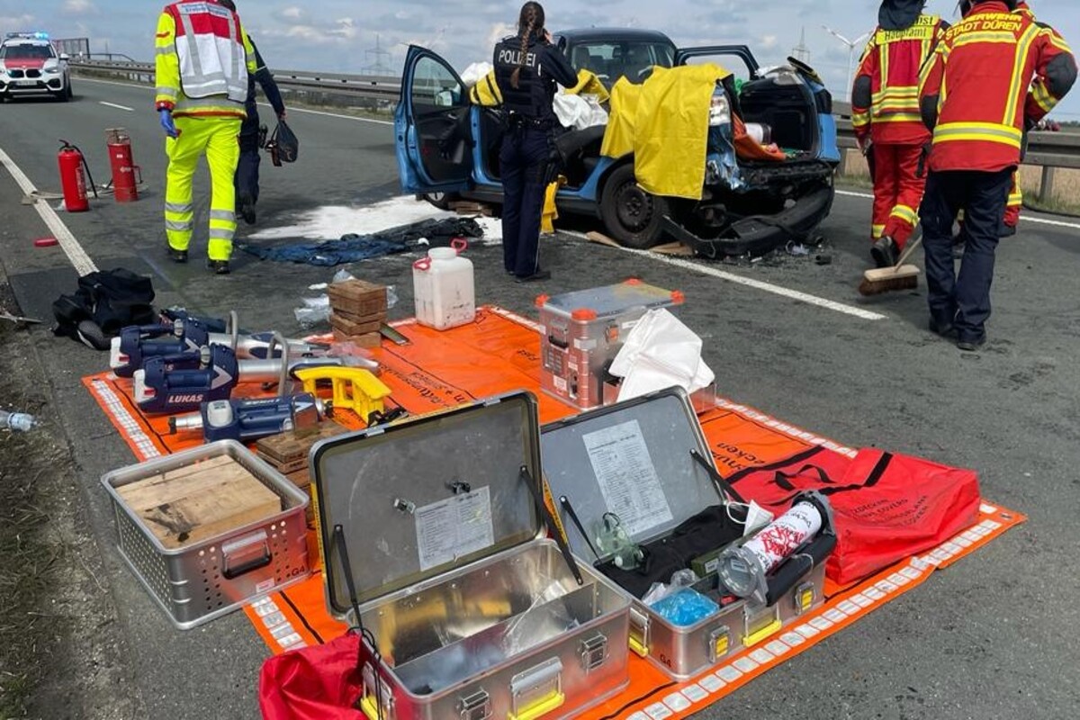 Polizei und Feuerwehr gemeinsam bei schwerem Verkehrsunfall auf B56n im Einsatz 