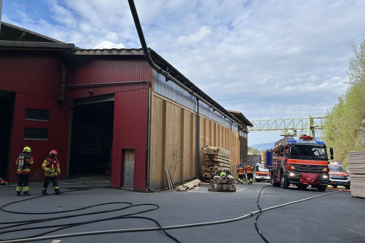 Haltikon SZ - Feuer in Holzverarbeitungsbetrieb von Feuerwehr rasch gelöscht