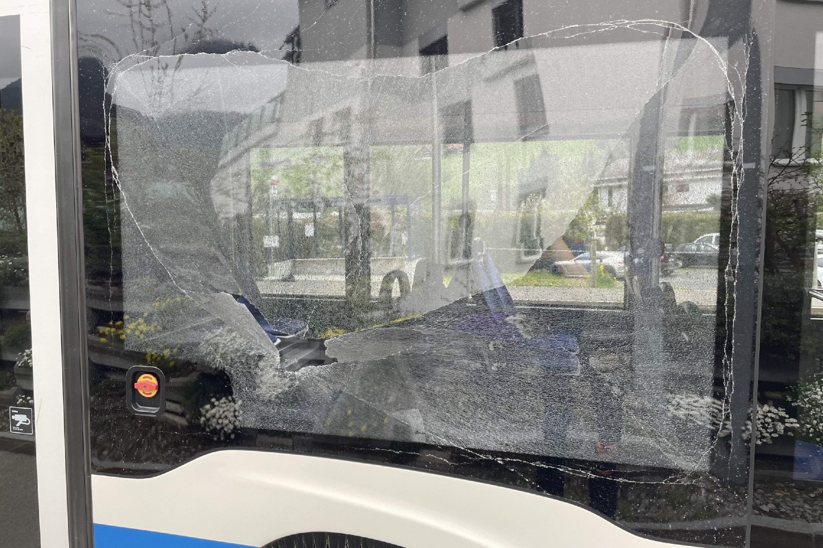 Sattel SZ - Velofahrer schlägt Scheibe von Linienbus ein