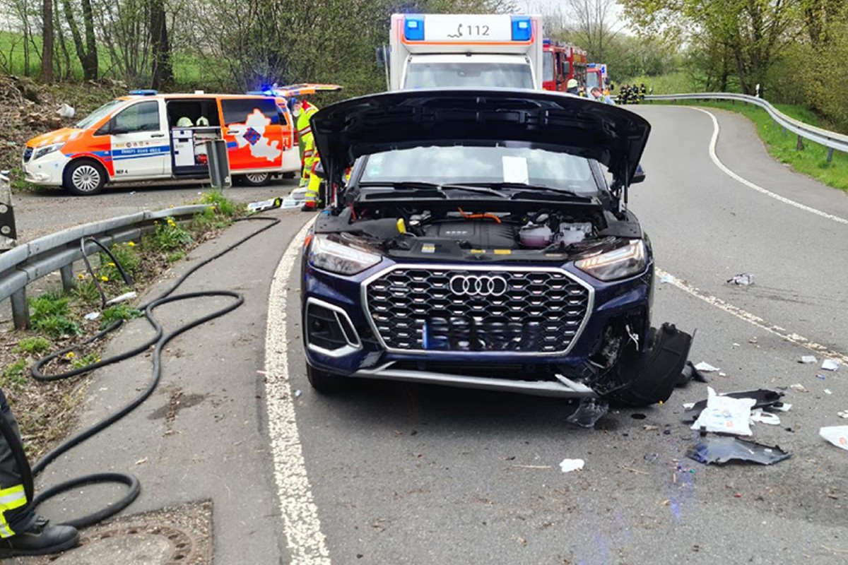 Breckerfeld - Brennende Strohballen und ein eingeklemmter Motorradfahrer