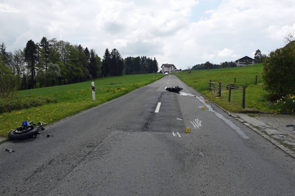 Römerswil LU - Kantonsstrasse nach Motorradunfall wieder offen
