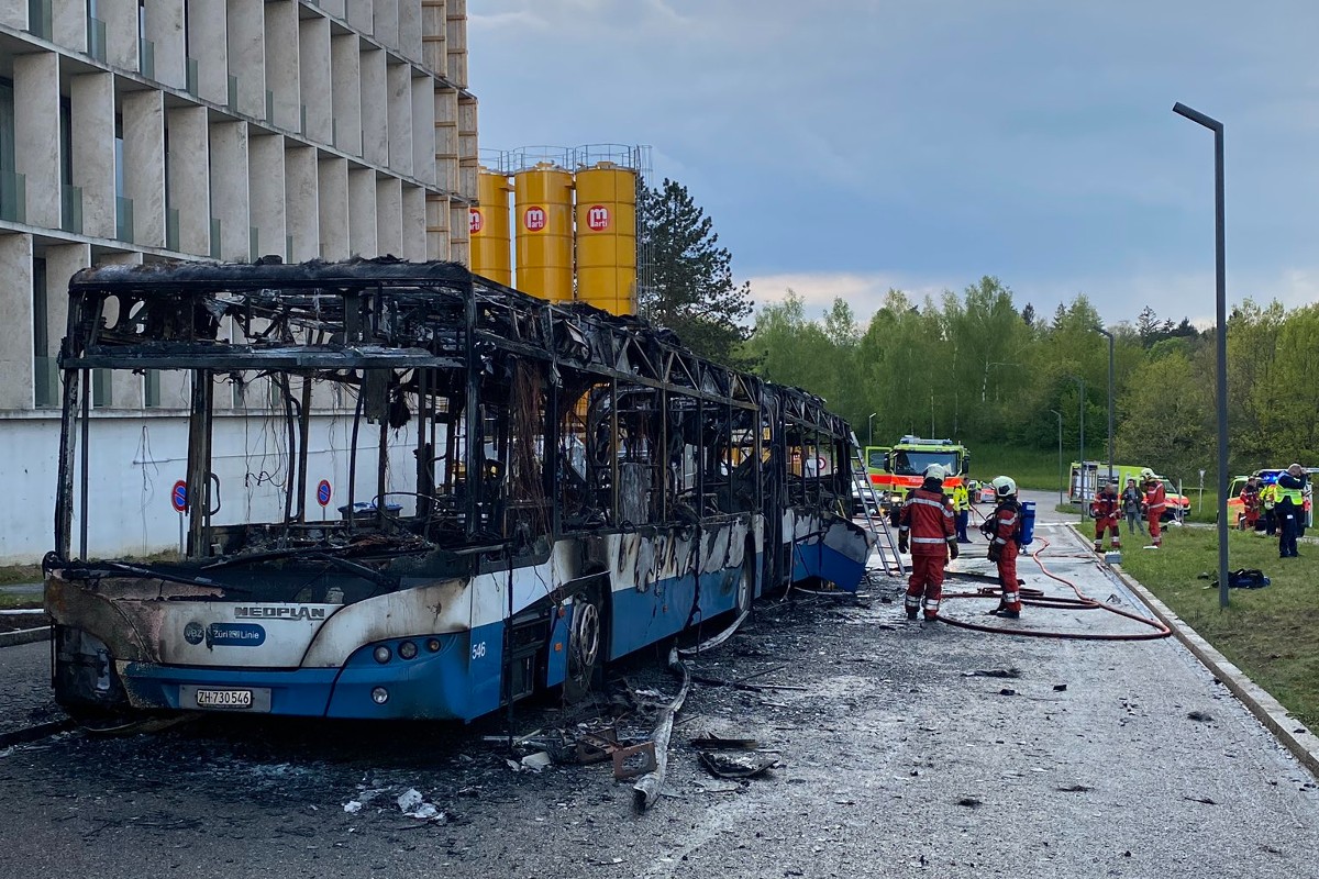 Zürich - Gelenkbus der VBZ am Hönggerberg vollständig ausgebrannt