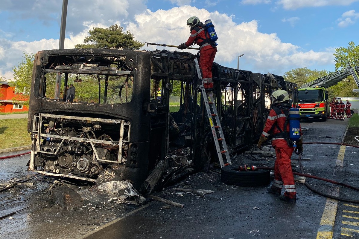 Zürich - Gelenkbus der VBZ am Hönggerberg vollständig ausgebrannt