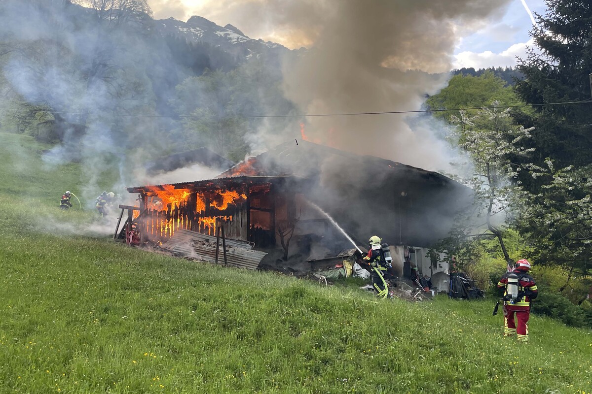 Feuer zerstört Haus in Lauterbrunnen BE