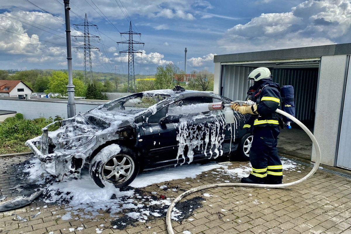 Iserlohn - Auto fängt in Garage Feuer