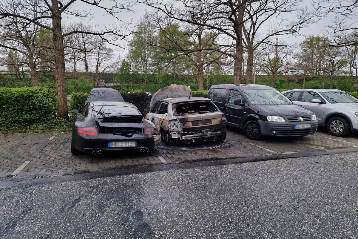 Auto in Brand auf Park and Ride Parkplatz in Bremerhaven
