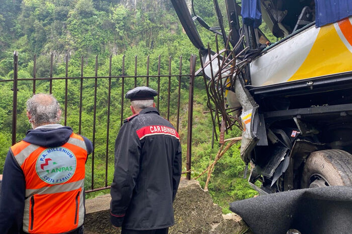 Reisecar stürzt an der Amalfiküste ab - Fahrer tot!