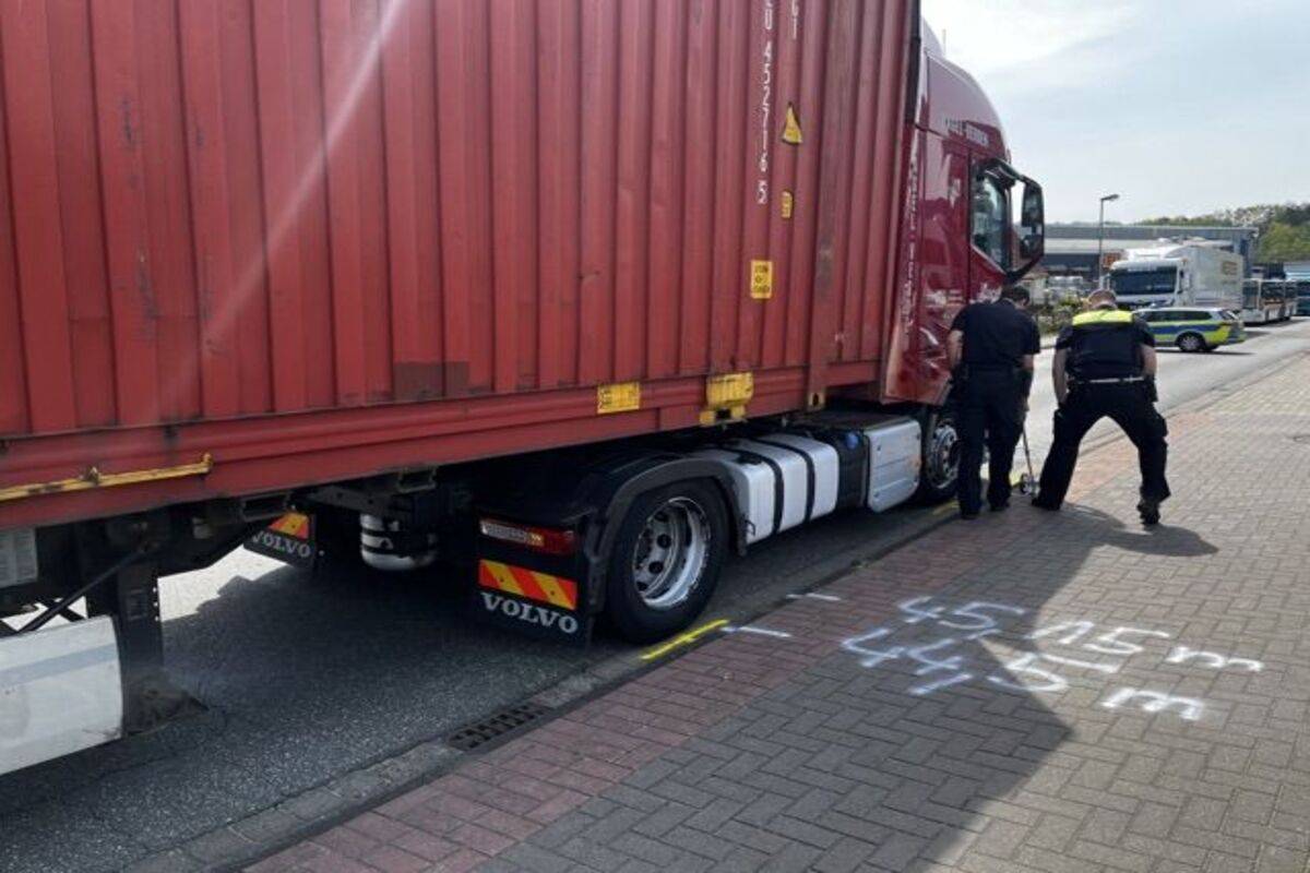 Ein Radfahrer kollidierte mit diesem Sattelzug