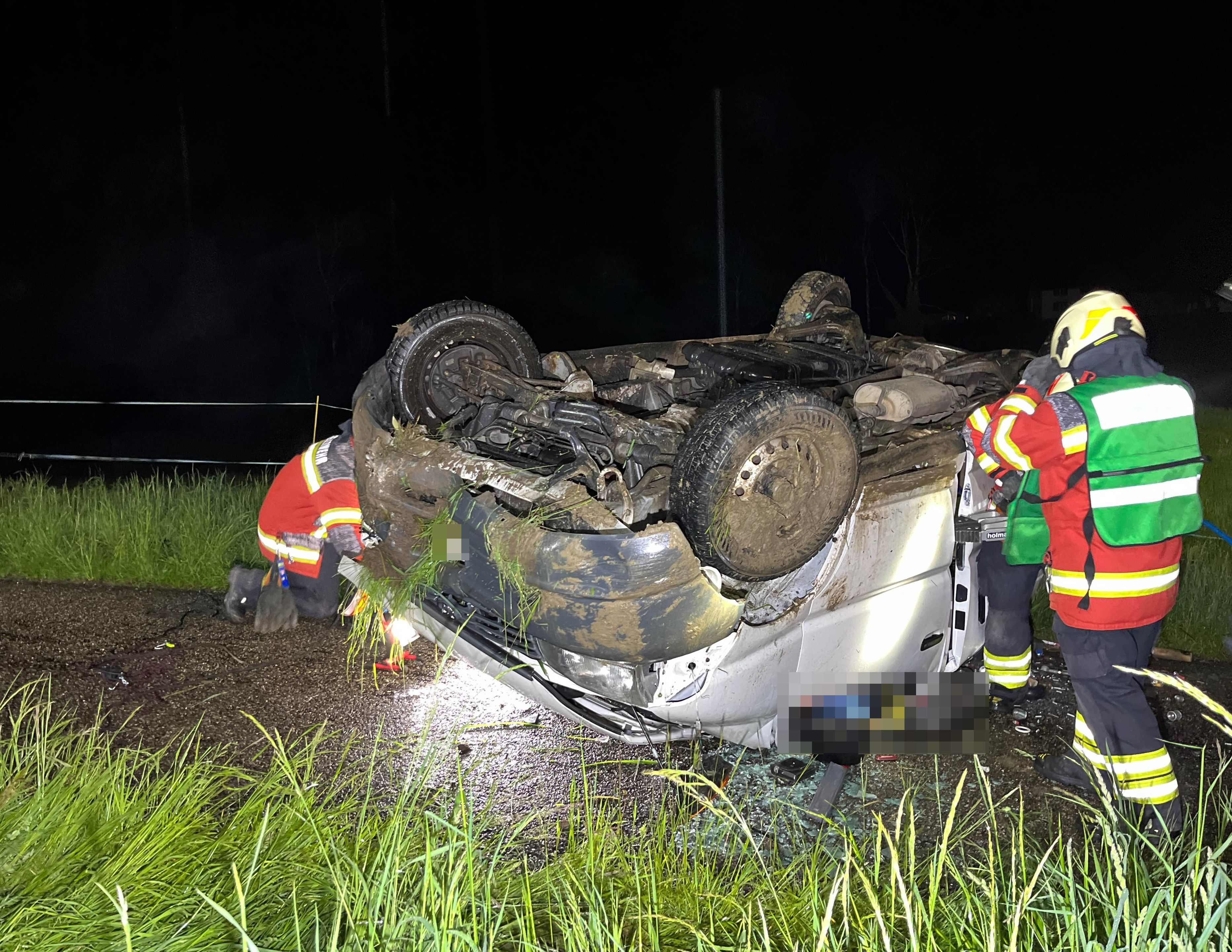 Unfall in Mümliswil SO - Lieferwagen überschlägt sich bei Selbstunfall