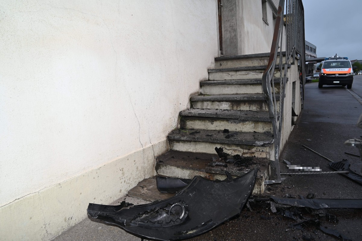 Unfall heute in Wattwil SG - Fahrunfähig mit Auto in Treppe geprallt und einen Totalschaden verursacht