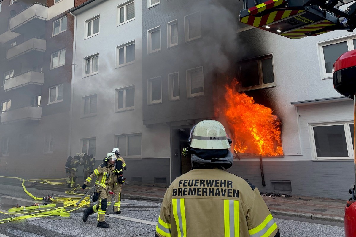 Feuerwehreinsatz in Bremerhaven - Feuer in einem Mehrfamilienhaus