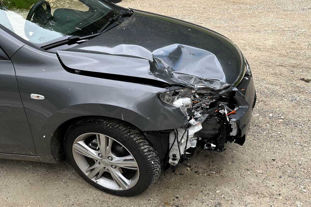 Büsserach SO - Motorradfahrer kollidiert frontal mit Auto