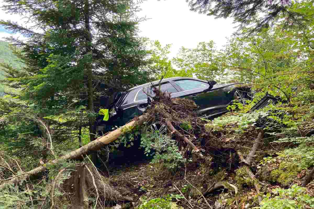 Herbetswil SO - Autofahrt endet im Tobel